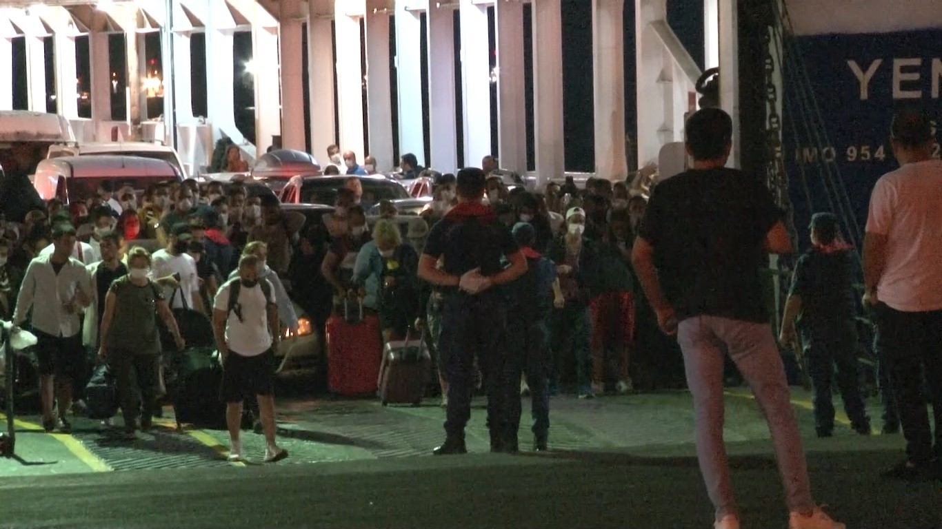 Arabalı yolcu feribotu arıza yaptı, yüzlerce yolcusu denizin ortasında mahsur kaldı