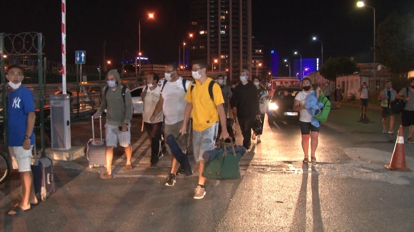 Arabalı yolcu feribotu arıza yaptı, yüzlerce yolcusu denizin ortasında mahsur kaldı