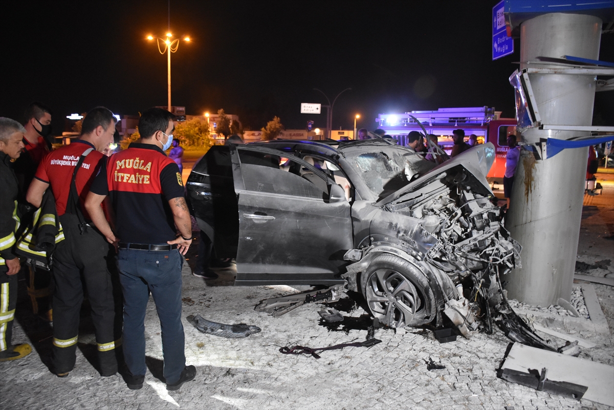 Muğla'da kontrolden çıkan cip demir toteme çarptı: 2 ölü, 3 yaralı