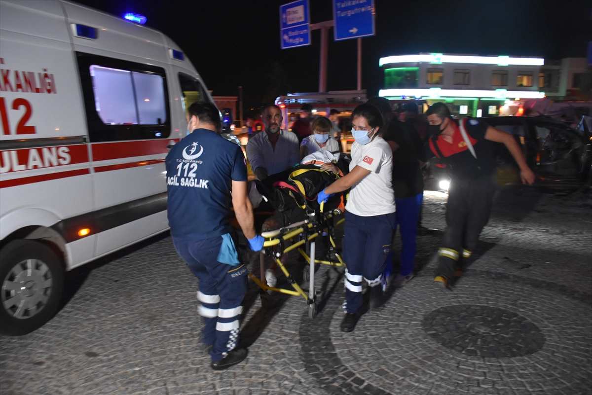 Muğla'da kontrolden çıkan cip demir toteme çarptı: 2 ölü, 3 yaralı