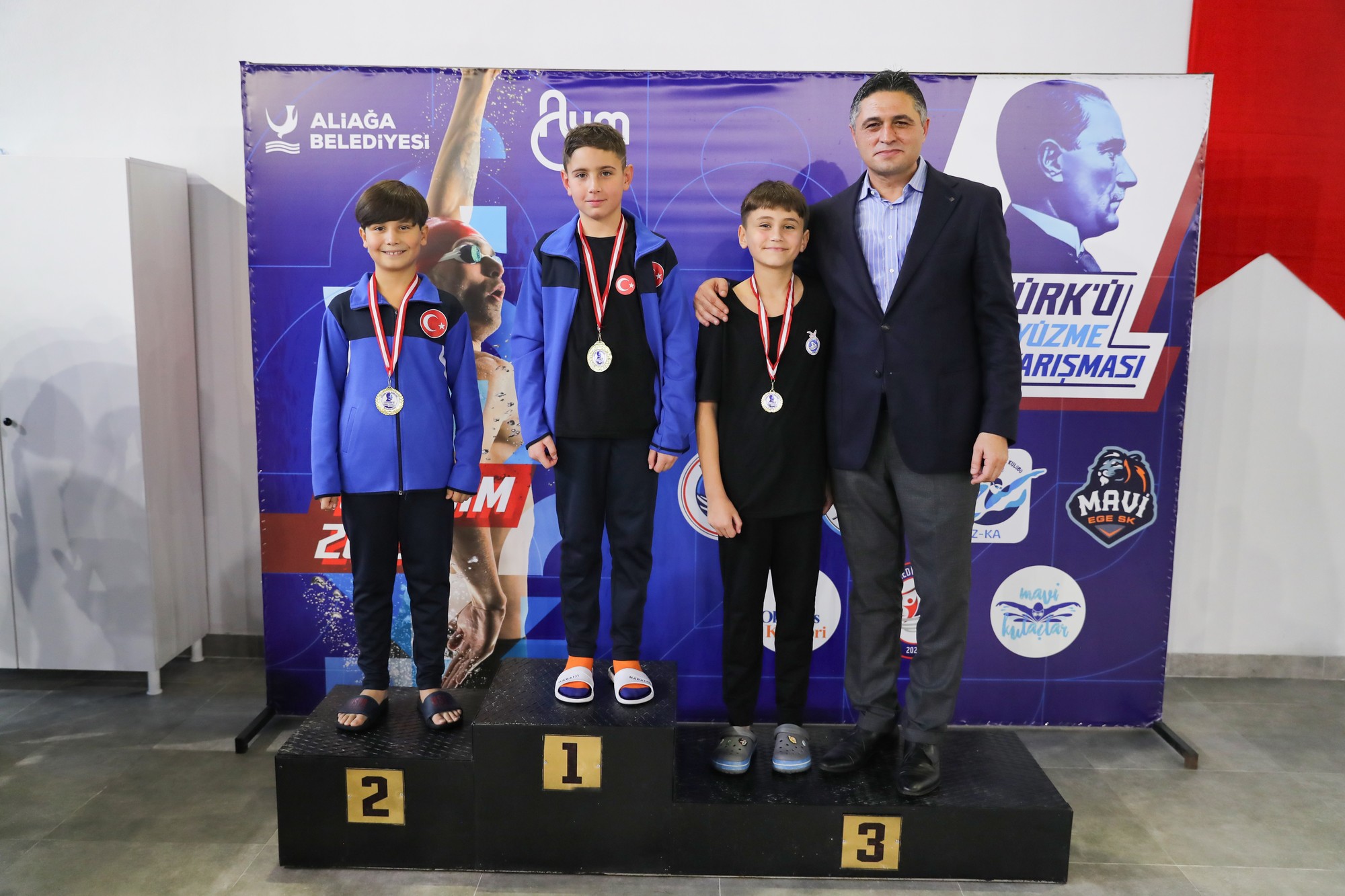 Geleceğin milli yüzücüleri Atatürk için kulaç attı