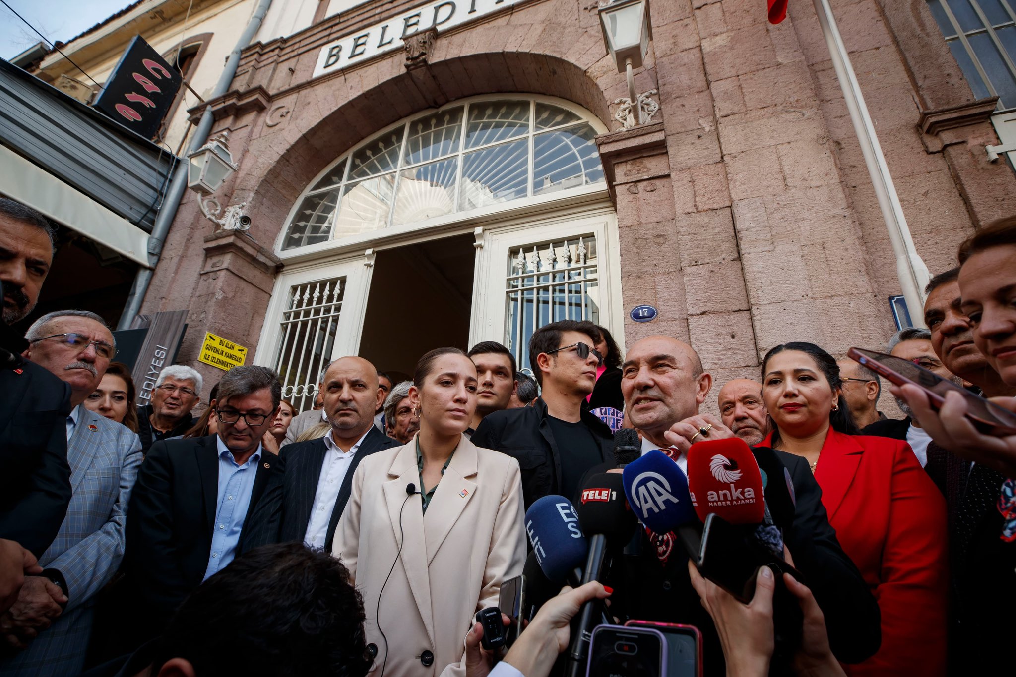 Soyer'e destek seli... Belediye önü eylem alanı!