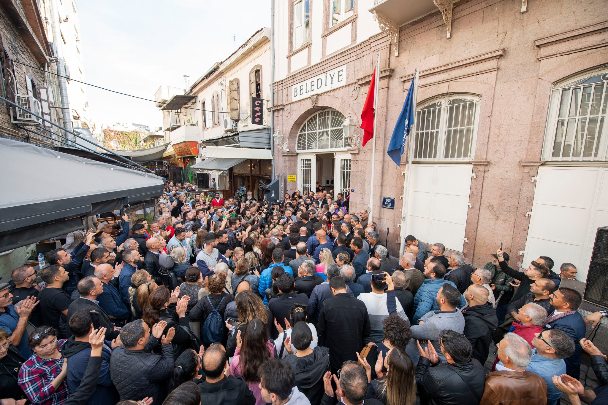 Soyer'e destek seli... Belediye önü eylem alanı!