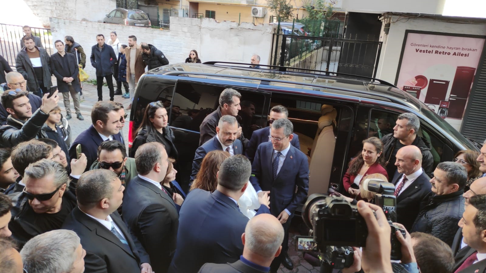 İzmir’in merak ettiği konuya açıklık getirdi: Adayın duyurulacağı zaman...