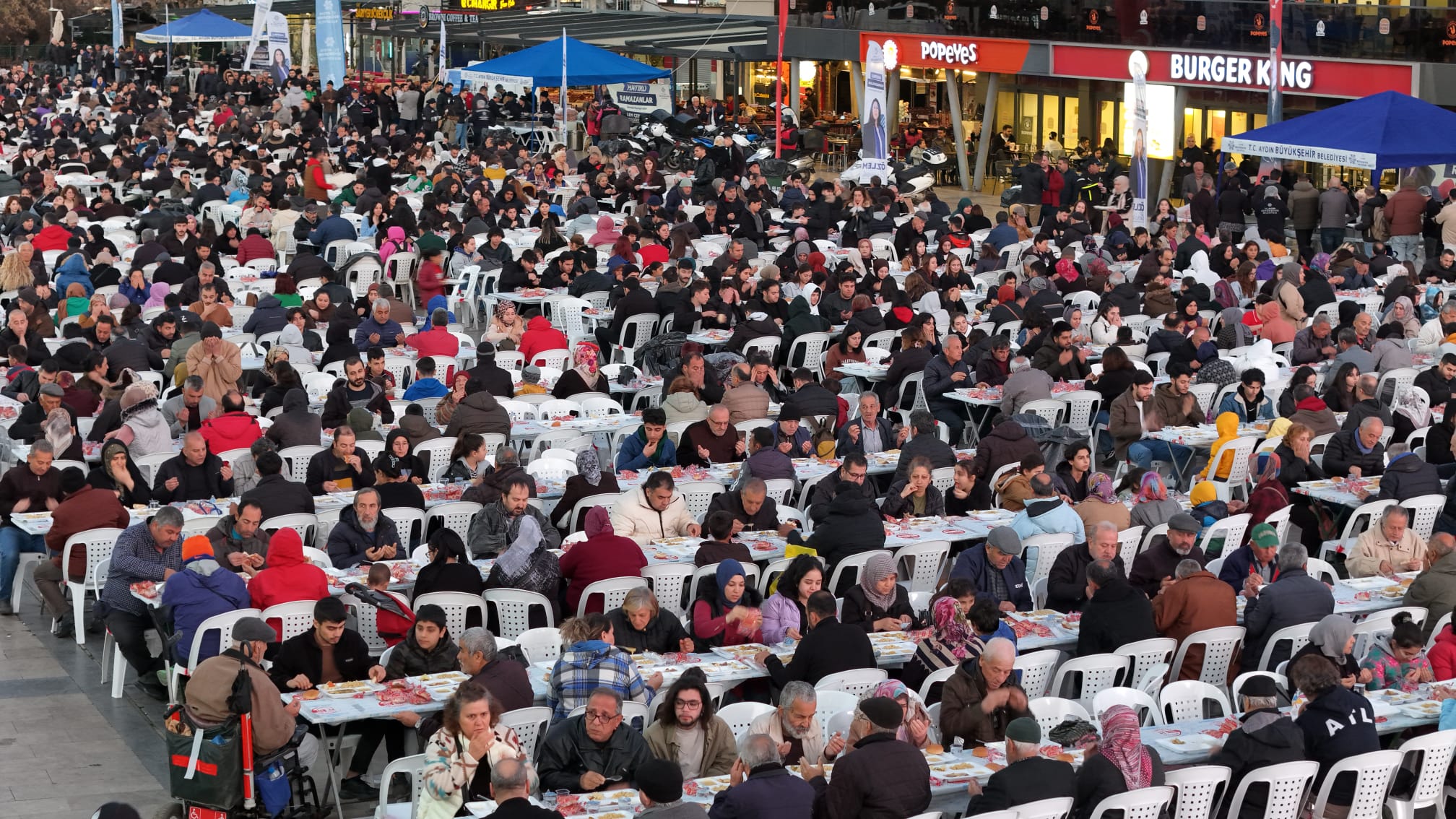 AYDIN BÜYÜKŞEHİR BELEDİYESİ KENTİN BİRÇOK NOKTASINDA İFTAR SOFRALARI KURMAYA DEVAM EDİYOR