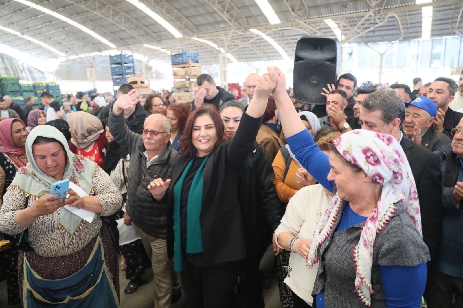 Fatih Pazaryeri’nde Çerçioğlu’na Coşkulu Karşılama