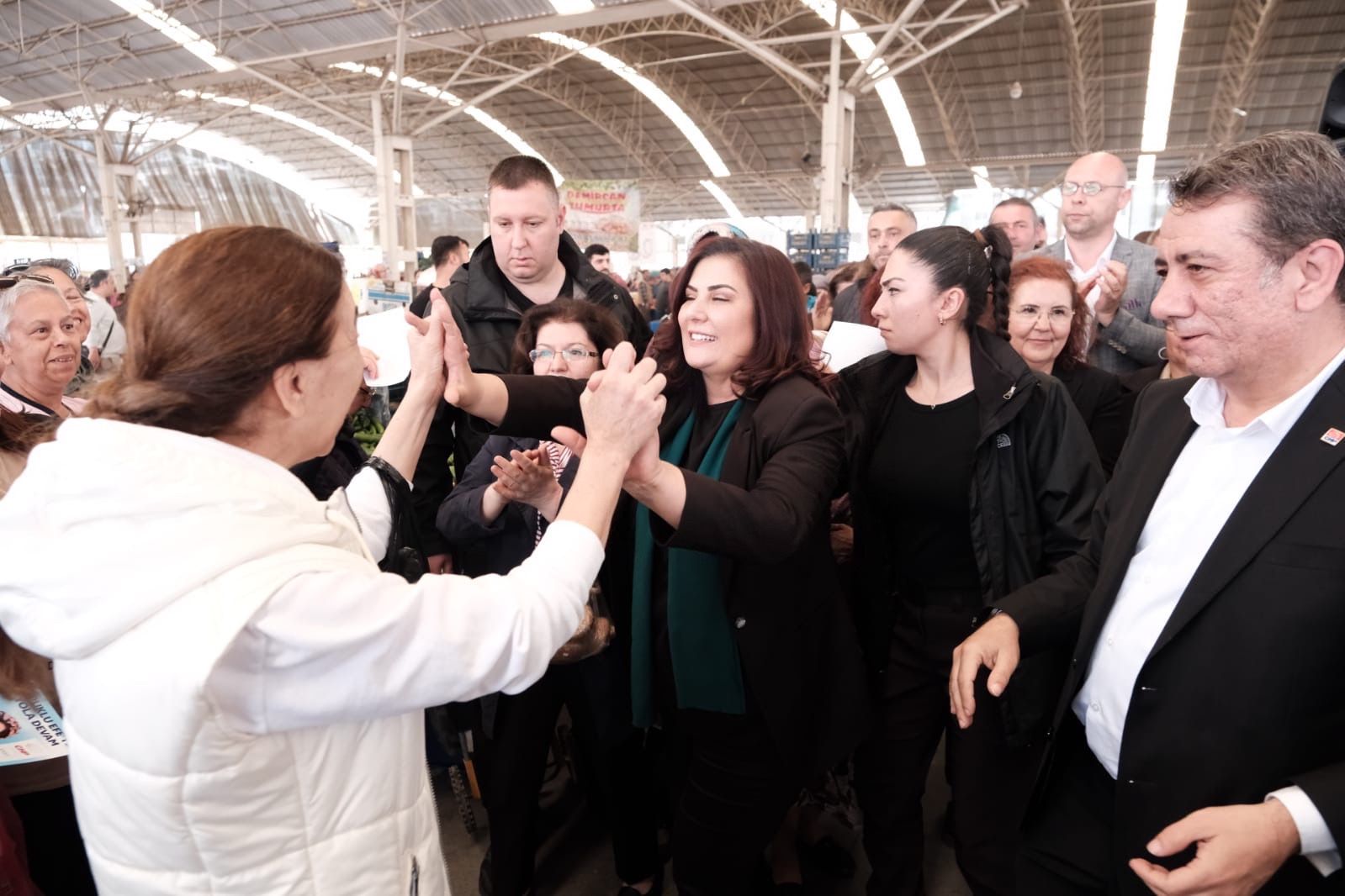 Fatih Pazaryeri’nde Çerçioğlu’na Coşkulu Karşılama