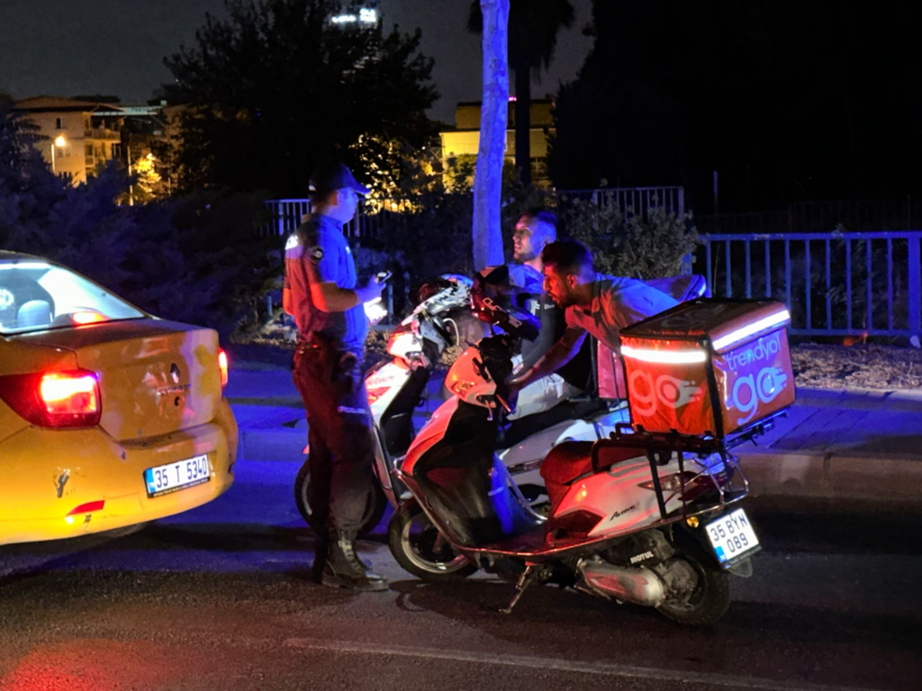 Bayraklı İlçe Emniyet Müdürlüğü Devriye Ekipler Amirliği İlçenin Huzuru İçin Çalışıyor