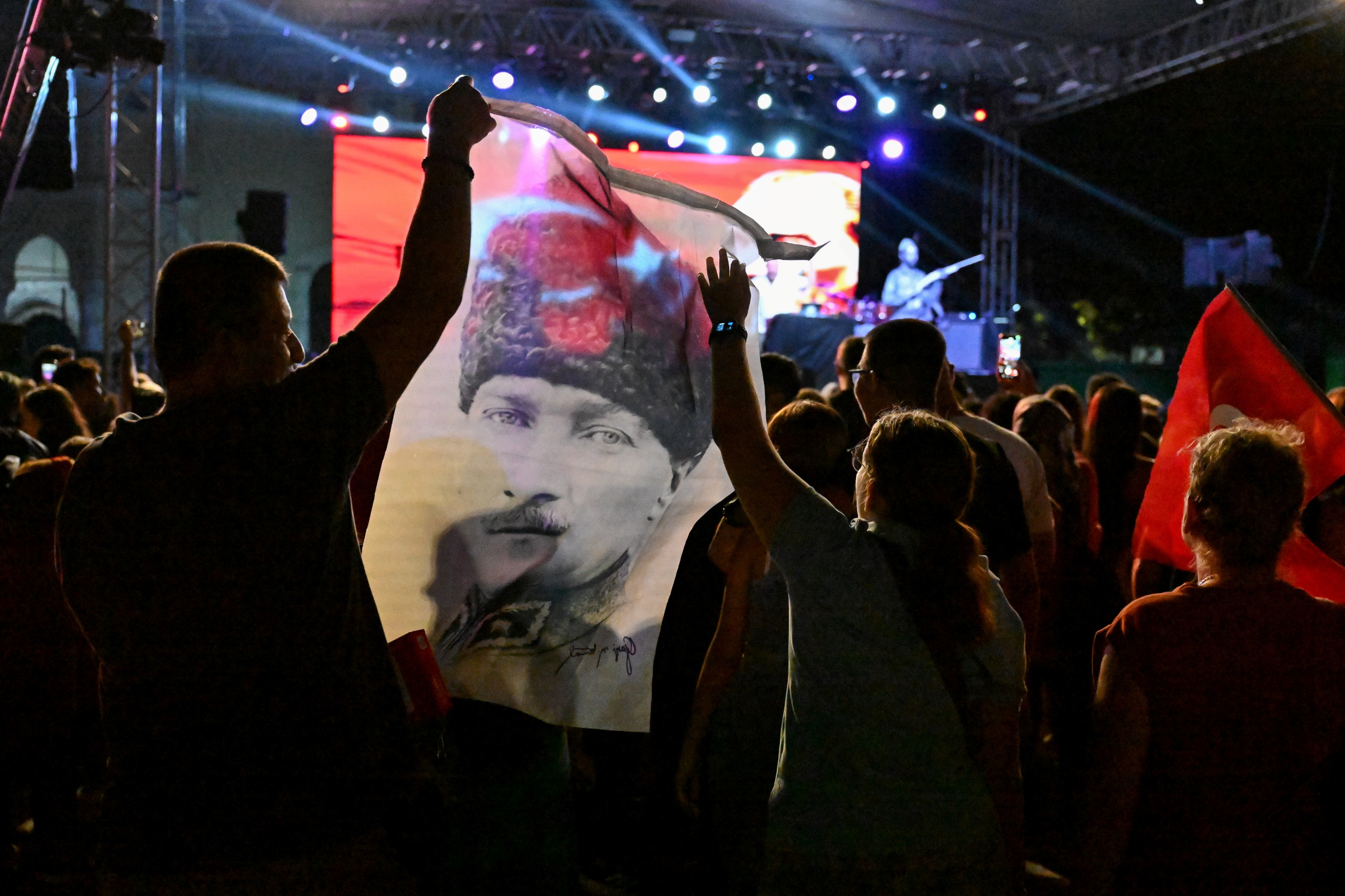 Bornova kırmızı beyaza büründü!