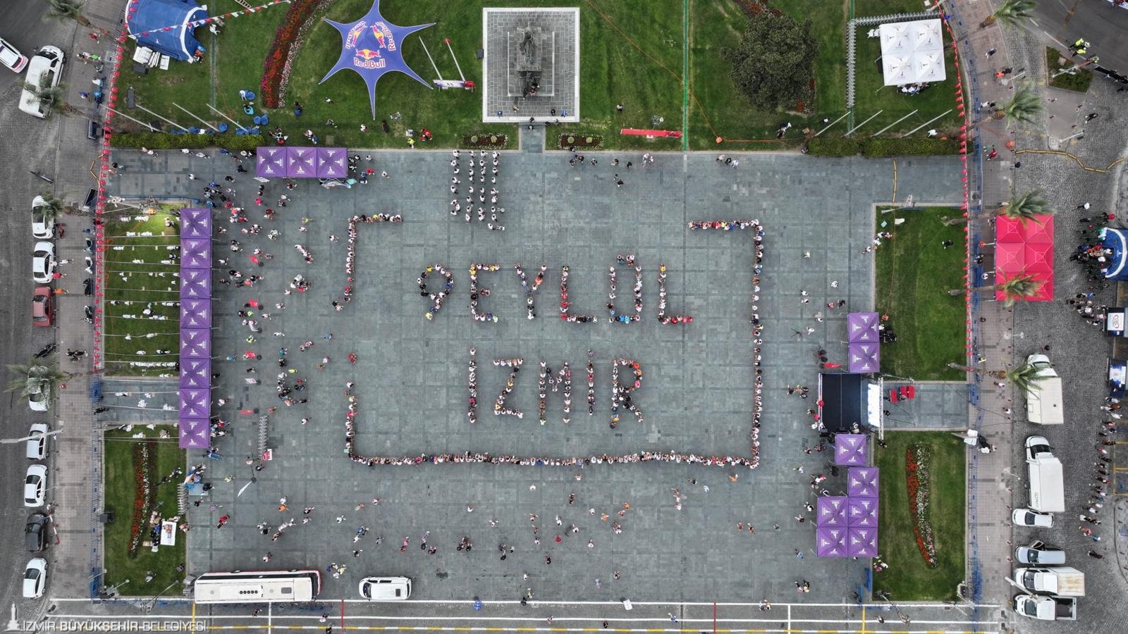 İzmir'de Uluslararası 9 Eylül İzmir Yarı Maratonu renkli görüntülere sahne oldu