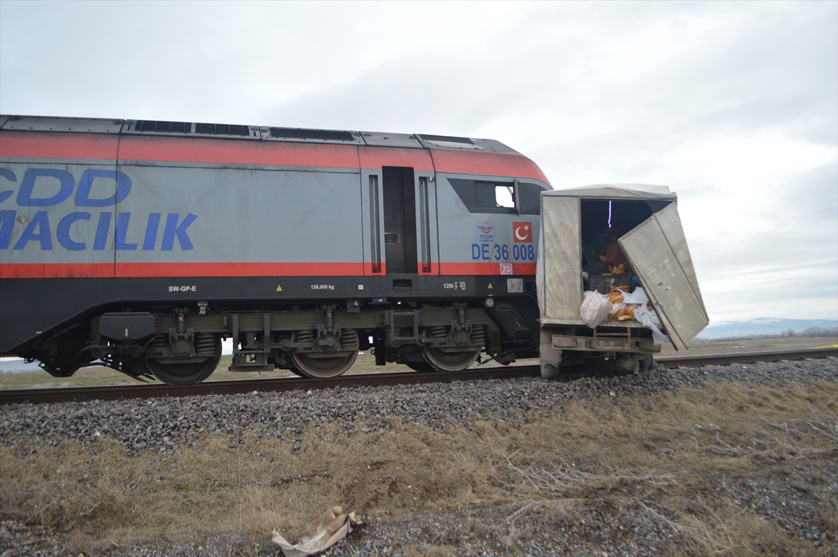 Hemzemin geçitten geçmeye çalışan kamyonete yük treni çarptı: 1 ölü