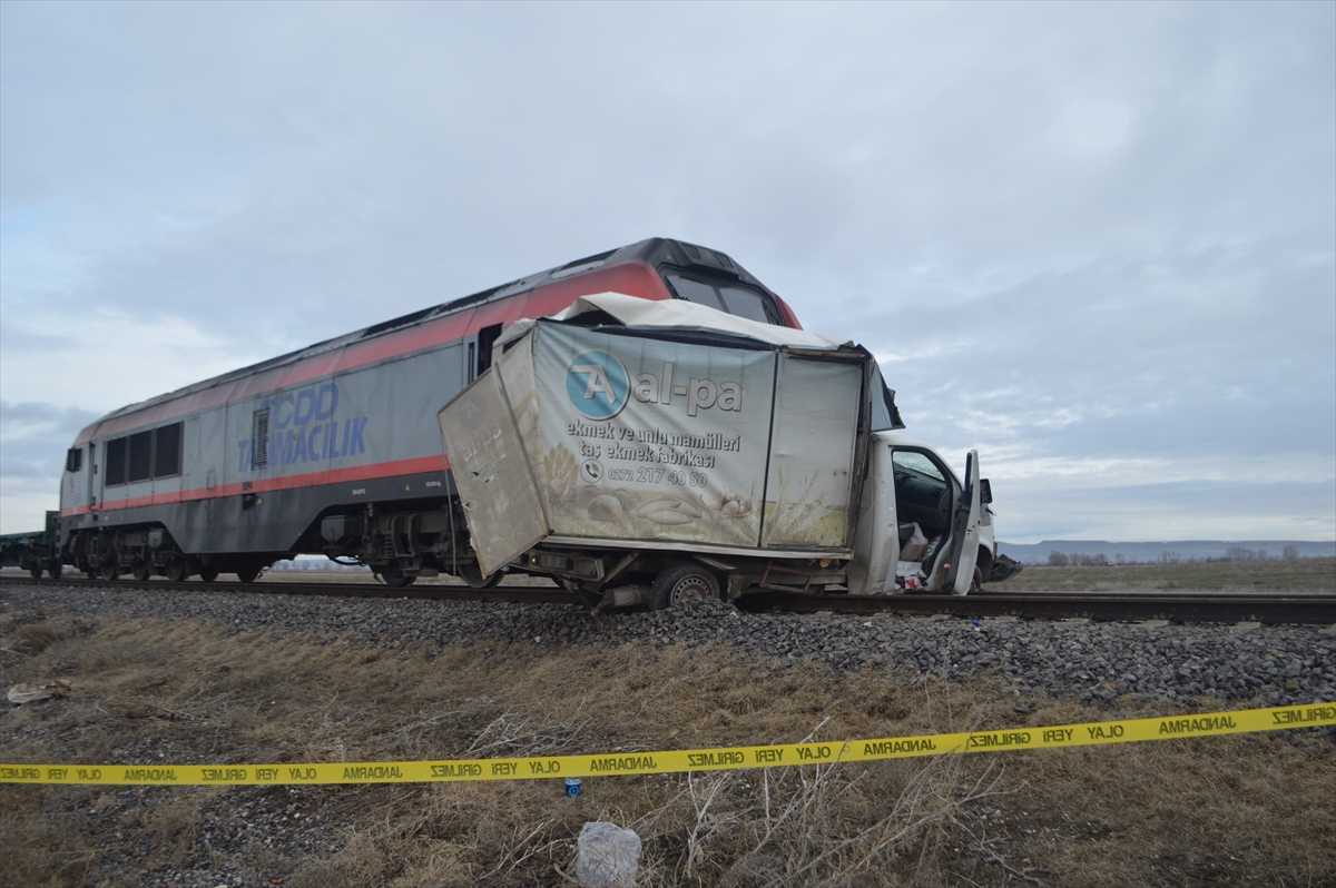 Hemzemin geçitten geçmeye çalışan kamyonete yük treni çarptı: 1 ölü