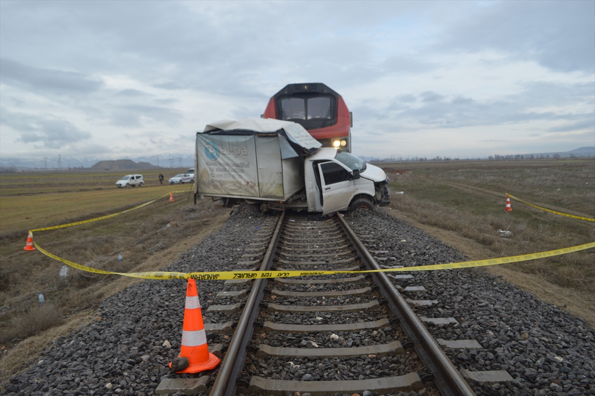 Hemzemin geçitten geçmeye çalışan kamyonete yük treni çarptı: 1 ölü