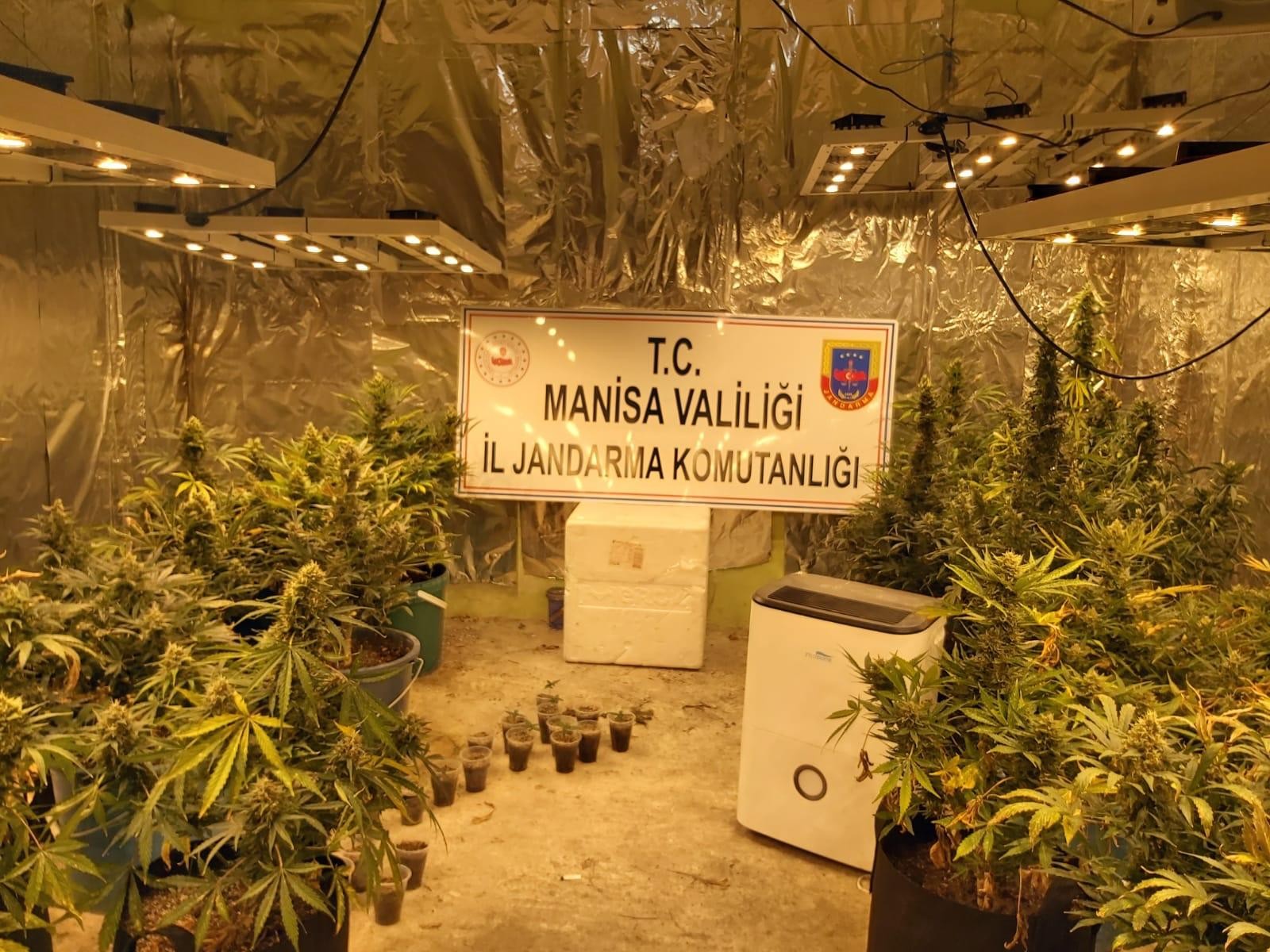 Evini imalathaneye çevirdi, pet bardakta uyuşturucu yetiştirdi