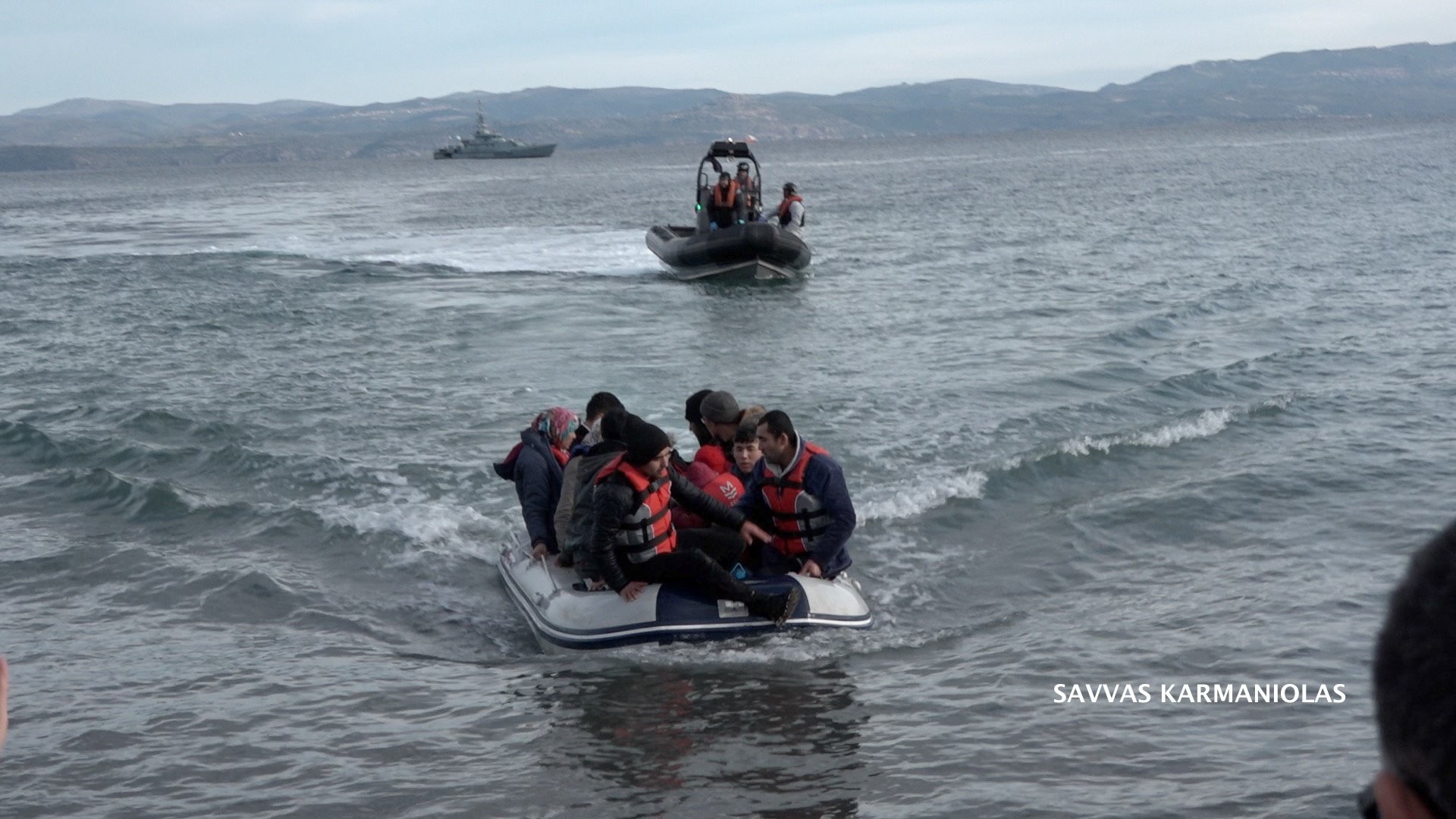 Yunan adalarında yabancı gazetecilere göçmen dayağı