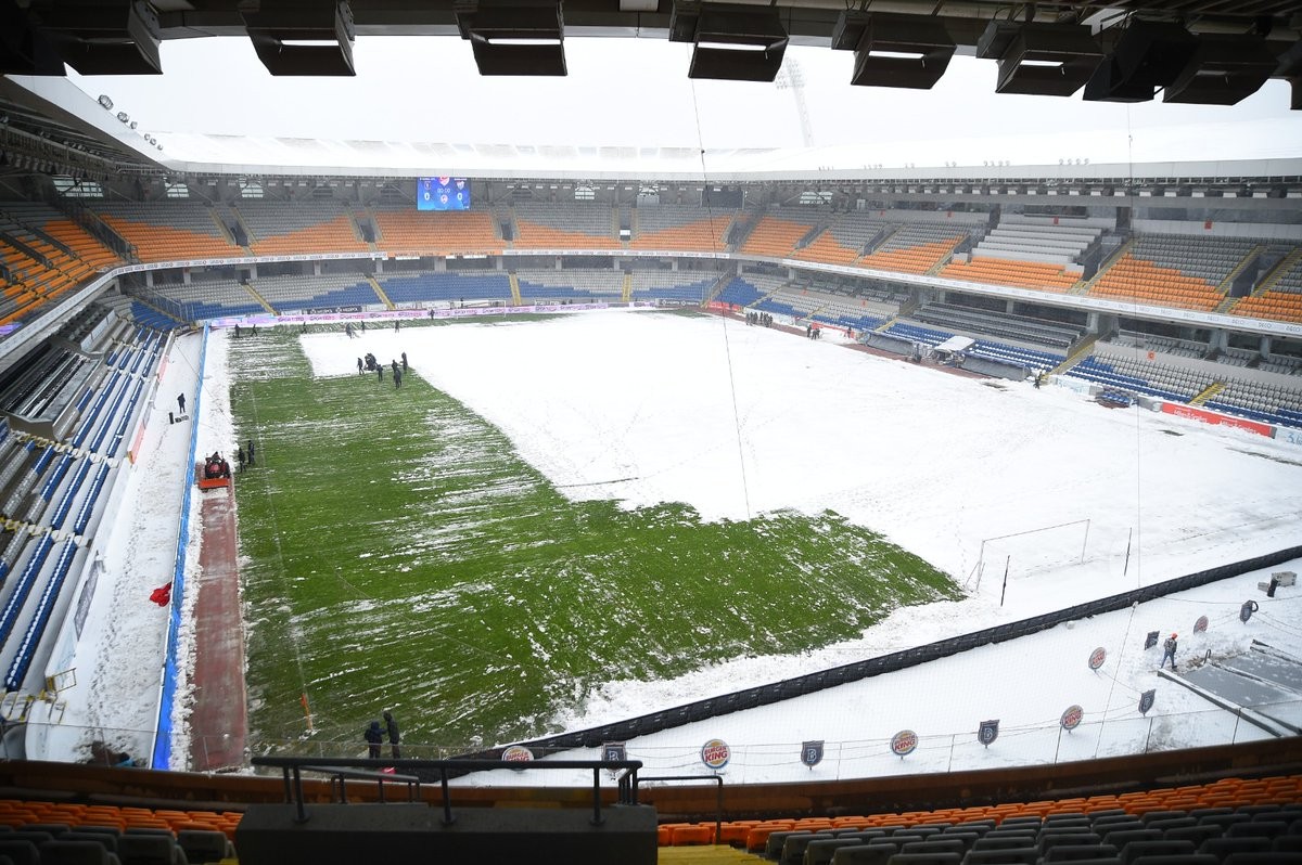 Fatih Terim Stadyumu'nda kar temizleme işlemleri sürüyor