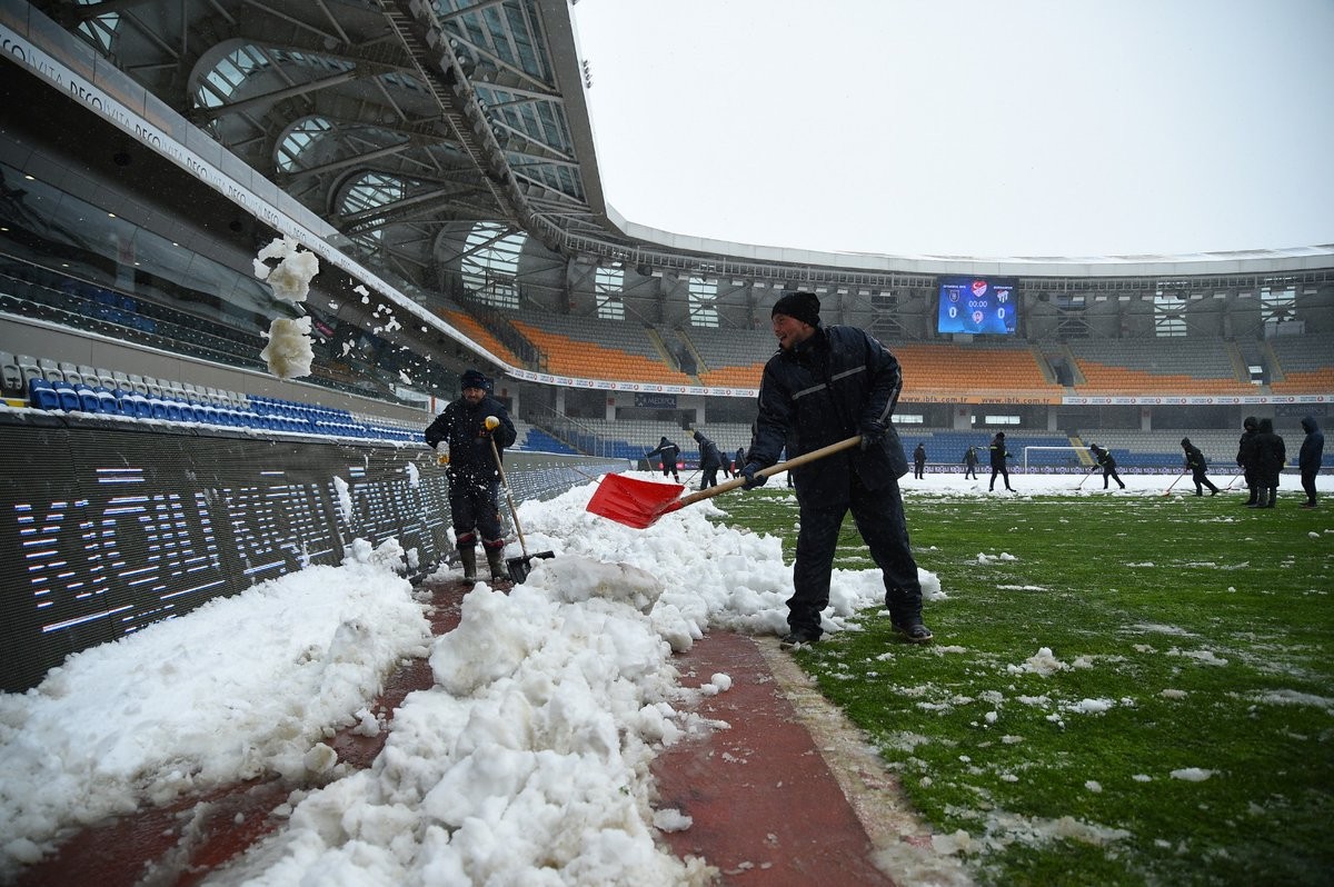 Fatih Terim Stadyumu'nda kar temizleme işlemleri sürüyor