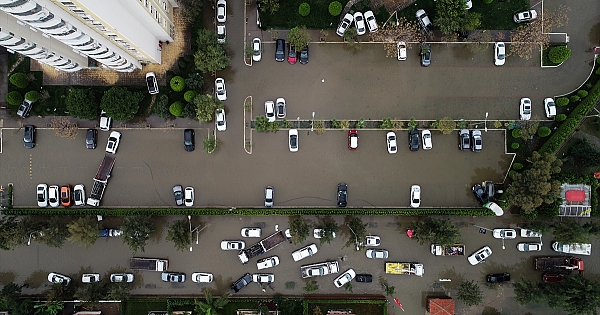 İzmir&#039;de sağanak etkili oldu! İşte o manzaralar...