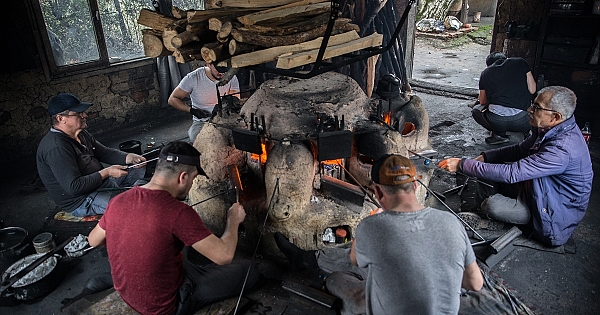 Nazar boncuğunun ödüllü ustası: İzmir Kemalpaşalı Mahmut Sür