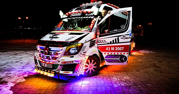 Modifiye tutkunu &quot;Süslü&quot;nün dolmuşunda renkli yolculuk