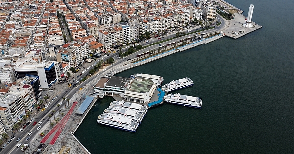 İzmir&#039;de boş kalan meydan ve alanlar havadan görüntülendi