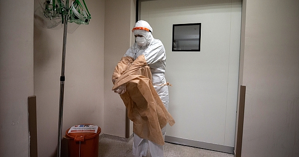 Kovid hemşireleri salgınla mücadelede en ön cephede savaşıyor