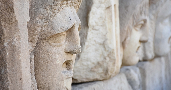 Mitolojik masklar &quot;taş hastanesinde&quot; restore ediliyor