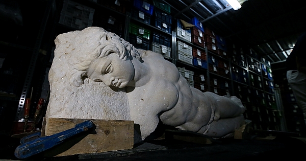 Mitolojik varlık &quot;Satyros&quot; kabartması restore ediliyor