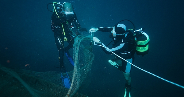 Karaburun&#039;u &quot;hayalet ağlardan&quot; temizliyorlar