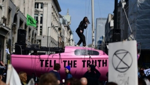Londra'da çevrecilerden iklim değişikliği protestosu