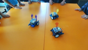 Çocukların "Erik Dalı" oynayan robotlarına büyük ilgi