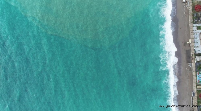 Dünyaca ünlü Konyaaltı Sahili 3 renge büründü