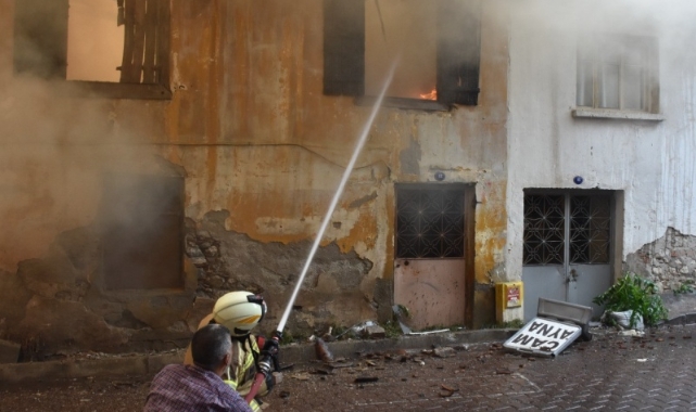 Korku dolu anlar: Metruk evde çıkan yangın yan binaya sıçradı