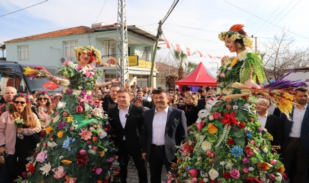 Bayındır&#039;da Çiçek Festivali&#039;ne yoğun katılım