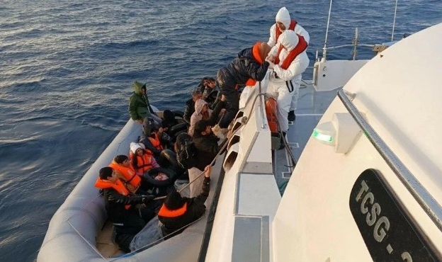 Çanakkale&#039;de 13&#039;ü çocuk 24 kaçak göçmen kurtarıldı