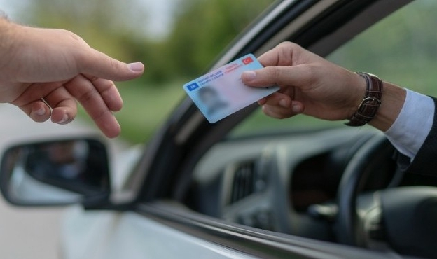 İzmir Valisi&#039;nden dikkat çeken uyarı: Yakında araçlarımızı Avrupa&#039;ya almayabilirler!