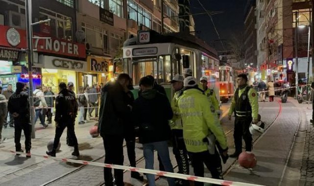 Kadıköy&#039;de kahreden olay! Torununu kurtaran kadın tramvayın altında kaldı