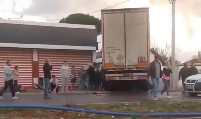 Servis minibüsü ile TIR çarpıştı: 3 ölü, çok sayıda yaralı var