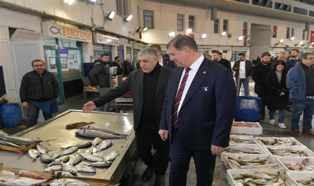 Büyükşehir adayı Tugay&#039;dan hal çıkarması: Esnaf dostu bir dönem olacak!