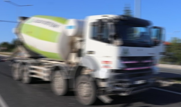 Devrilen beton mikseri sonu oldu!