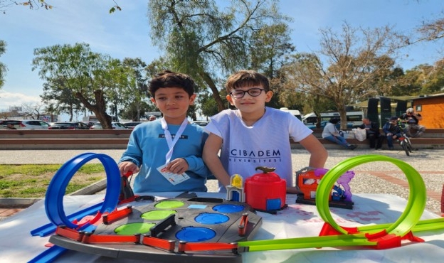 Karşıyakalı çocuklar 2. El Pazarı&#039;nda buluştu