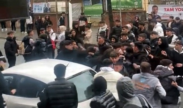 Liseliler arasında bıçaklı kavga: 3 yaralı