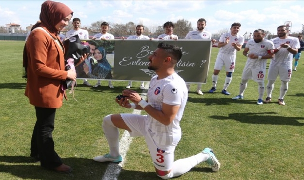 Maç öncesi diz çöktü... Yeşil sahalarda evlilik teklifi!