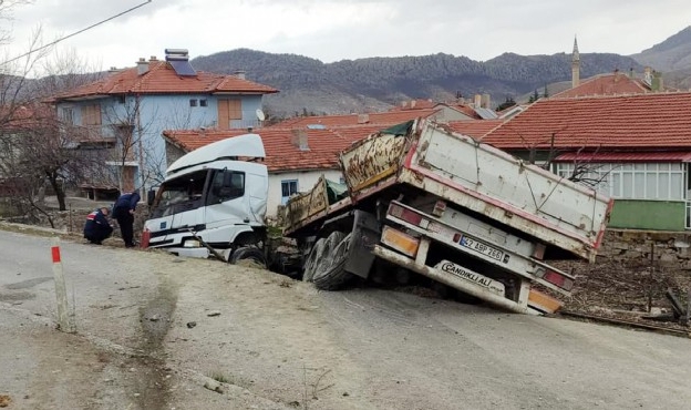 TIR ile traktör çarpıştı: 2 yaralı