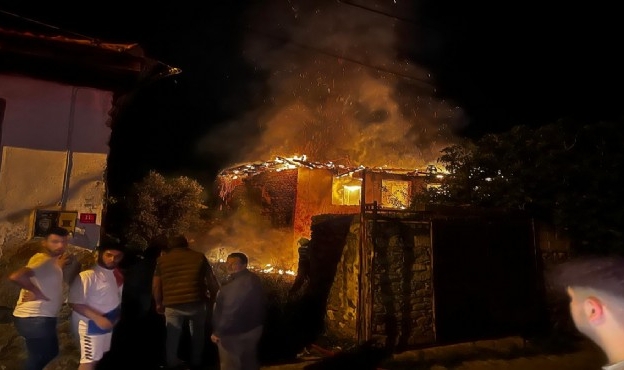 Aydın&#039;da metruk bina alev alev yandı!