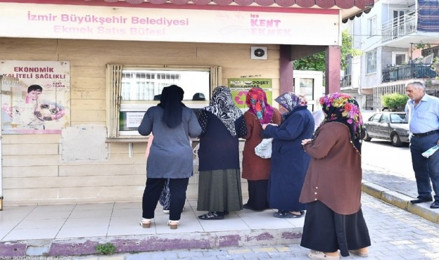 Halk Ekmek 5 liraya düştü... Vatandaşlar Başkan Tugay&#039;a teşekkür etti!