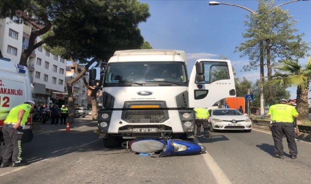 Acı son... Motosikletli, TIR&#039;ın altında kaldı!