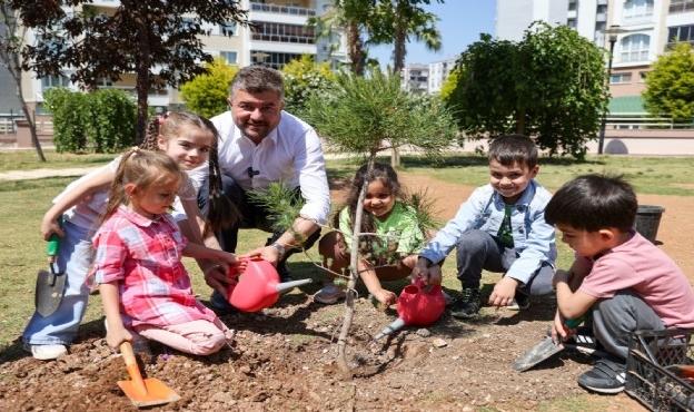 Başkan Duman miniklerle fidan dikti