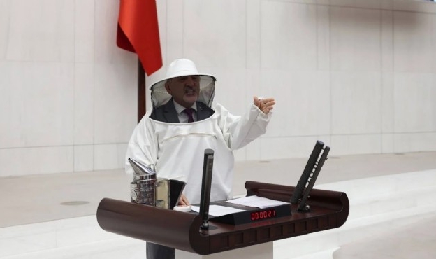 CHP&#039;li Adıgüzel kürsüye arıcı kıyafetiyle çıktı