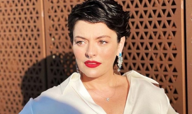 Ezgi Mola oyunculuğu bıraktığını açıkladı